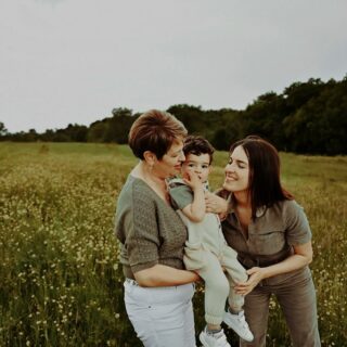 Séance famille
Ce jour là on était à 2 doigts de prendre une belle averse et finalement la lumière était douce et j'aime aussi beaucoup ce rendu.
3 générations et des souvenirs plein la tête 😊
Merci A pour ta fidélité 
Merci de me permettre de suivre l'évolution de vos jolis famille 📸❤
#familytime #familyportrait #famille #familylove #portraitdefamille #love #amour #bonheur
#merefille #merefils #photographeportrait #photographefamille #merefille #photographedordogne #photographemonpazier #photographeperigueux #photographebiron #dordogne #photographelotetgaronne #lotetgaronne #lifstyle @fannyl_photographe