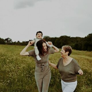 Séance famille
Ce jour là on était à 2 doigts de prendre une belle averse et finalement la lumière était douce et j'aime aussi beaucoup ce rendu.
3 générations et des souvenirs plein la tête 😊
Merci A pour ta fidélité 
Merci de me permettre de suivre l'évolution de vos jolis famille 📸❤
#familytime #familyportrait #famille #familylove #portraitdefamille #love #amour #bonheur
#merefille #merefils #photographeportrait #photographefamille #merefille #photographedordogne #photographemonpazier #photographeperigueux #photographebiron #dordogne #photographelotetgaronne #lotetgaronne #lifstyle @fannyl_photographe