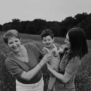 Séance famille
Ce jour là on était à 2 doigts de prendre une belle averse et finalement la lumière était douce et j'aime aussi beaucoup ce rendu.
3 générations et des souvenirs plein la tête 😊
Merci A pour ta fidélité 
Merci de me permettre de suivre l'évolution de vos jolis famille 📸❤
#familytime #familyportrait #famille #familylove #portraitdefamille #love #amour #bonheur
#merefille #merefils #photographeportrait #photographefamille #merefille #photographedordogne #photographemonpazier #photographeperigueux #photographebiron #dordogne #photographelotetgaronne #lotetgaronne #lifstyle @fannyl_photographe