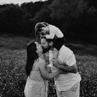 M + G & A
Regardez moi ces 3 beautés ❤
Encore un joli moment rempli d'amour et de rires 
Quand les enfants pleurent pour ne pas partir, c'est qu'ils ont passé un bon moment je crois 🙈
Je suis carrément sous l'eau en ce moment et je ne prends pas du tout le temps de publier...
J'ai beaucoup de jolis moments à vous montrer 
Je profiterai du congé Mat pour vous partager tout ça 😉
#familytime #familyportrait #famille #familylove #portraitdefamille #love #amour #bonheur #photographeportrait #photographefamille #merefille #photographedordogne #photographemonpazier #photographeperigueux #photographebiron #dordogne #photographelotetgaronne #lotetgaronne #lifstyle @fannyl_photographe