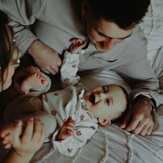J'ai retrouvé M & F, cette fois ci accompagnés de leur puce d'amour ❤
Voir votre famille s'agrandir et immortaliser tout cet amour qui deborde....quelle chance
Merci merci merci ❤📸

#familytime #familyportrait #famille #familylove #portraitdefamille #love #amour #bonheur #photographeportrait #photographefamille #merefille #photographedordogne #photographemonpazier #photographeperigueux #photographebiron #dordogne #photographelotetgaronne #lotetgaronne #lifstyle @fannyl_photographe