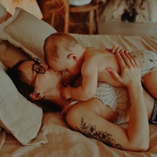 Séance peau à peau ❤
Ce moment si doux où tu sens la chaleur de ton bébé tout contre toi...cet instant rempli de tendresse qui me renvoie toujours à la rencontre, le jour de sa naissance.
Je crois que rien n'est plus apaisant pour moi
Si toi aussi tu veux garder ce souvenir précieux de ton bébé blotti sur ta peau, Je suis là ❤

#peauapeau
#bebemaman
#amour
#photographenaissance