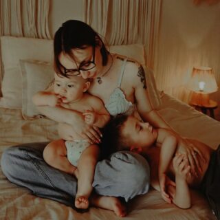 Séance peau à peau ❤
Ce moment si doux où tu sens la chaleur de ton bébé tout contre toi...cet instant rempli de tendresse qui me renvoie toujours à la rencontre, le jour de sa naissance.
Je crois que rien n'est plus apaisant pour moi
Si toi aussi tu veux garder ce souvenir précieux de ton bébé blotti sur ta peau, Je suis là ❤
#peauapeau
#bebemaman
#amour
#photographenaissance
#photographefamille