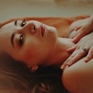 Ces dernières semaines, vous êtes nombreuses à avoir franchi le pas.
À avoir osé prendre du temps pour vous
Un moment suspendu, pour se reconnecter, pour prendre soin de soi, pour se pardonner parfois et avancer.
Je vous remercie mille fois de me faire confiance
Ces séances vous font du bien et par ricochet à moi aussi 😊.

À qui le tour ?

#portrait #portraitfeminin #photographeboudoir #photographedordogne #photographeportrait photographelotetgaronne biron photographebiron
selflove feminite confianceensoi femme acceptation bienveillance studiobiron
homestudio