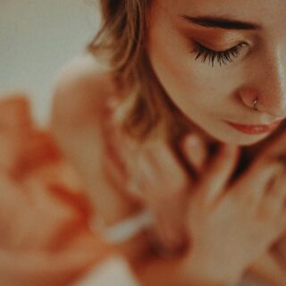 Ces dernières semaines, vous êtes nombreuses à avoir franchi le pas.
À avoir osé prendre du temps pour vous
Un moment suspendu, pour se reconnecter, pour prendre soin de soi, pour se pardonner parfois et avancer.
Je vous remercie mille fois de me faire confiance
Ces séances vous font du bien et par ricochet à moi aussi 😊.

À qui le tour ?

#portrait #portraitfeminin #photographeboudoir #photographedordogne #photographeportrait photographelotetgaronne biron photographebiron
selflove feminite confianceensoi femme acceptation bienveillance studiobiron
homestudio