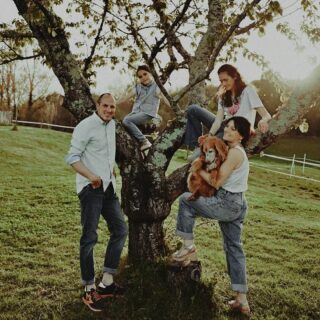Une séance famille à domicile, avec leur tribu au complet. C'était 😍😍😍😍😍
#familytime #familyportrait #famille #familylove #portraitdefamille love amour bonheur photographeportrait photographefamille merefille photographedordogne photographemonpazier photographeperigueux photographebiron dordogne photographelotetgaronne lotetgaronne lifstyle @fannyl_photographe