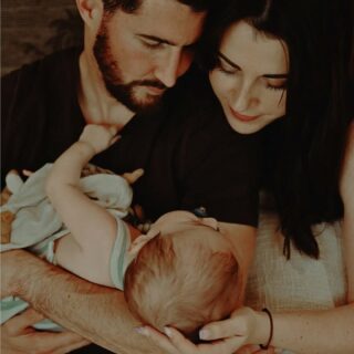 Ce week-end nous avons célébré les Mamas au studio et c'était beau ❤
J'ai retrouvé C + E & leur petit E

#familytime #familyportrait #famille #familylove #portraitdefamille love amour bonheur photographeportrait photographefamille merefille photographedordogne photographemonpazier photographeperigueux photographebiron dordogne photographelotetgaronne lotetgaronne lifstyle @fannyl_photographe