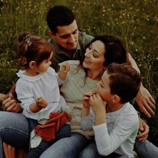 La jolie famille de L & M ❤
J'ai rencontré ces amoureux il y a maintenant quelques années. L vivait sa 1ère grossesse 😊
Il y a toujours autant d'amour entre ces 2 là 
Merci pour votre fidélité, votre gentillesse et vôtre dynamisme 😘

#familytime #familyportrait #famille #familylove #portraitdefamille love amour bonheur photographeportrait photographefamille merefille photographedordogne photographemonpazier photographeperigueux photographebiron dordogne photographelotetgaronne lotetgaronne lifstyle @fannyl_photographe